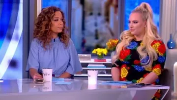 Alice + Olivia Delora Équipé de l'Équipage Cou Robe portée par Meghan McCain sur La Vue 21 février 2019