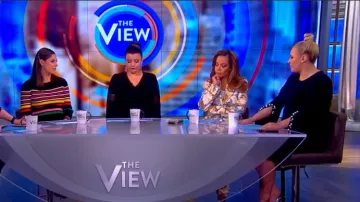 Teri Jean par Rickie Freeman Crêpe Split-Manche Perles de Garniture de Laine Robe Fourreau porté par Meghan McCain sur La Vue 21 Mars 2019