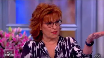 La théorie Isalva Entrelacé Ikat Haut en Soie porté par Joy Behar sur La Vue 21 Mars 2019
