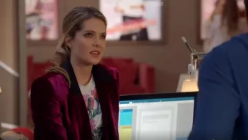 Camiseta de Mary Katrantzou Iven usada por Sutton Brady (Meghann Fahy) en The Bold Type (S03E03)