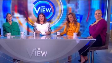 A.L.C. Harmon Drape V-Neck Silk Blouse usada por Meghan McCain en The View marzo 14, 2019