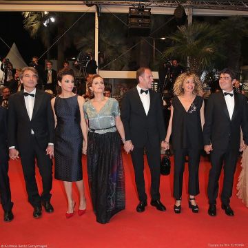 Chaqueta de traje negro de Riccardo Scamarcio en la cuenta de instagram de @festivaldecannes