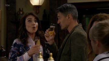 Ted Baker Diamona Jacquard Kimono worn by Leyla Harding (Roxy Shahidi) in Emmerdale October 2018