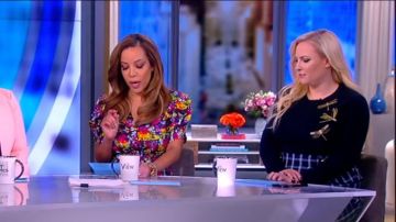 Suéter Ted Baker Nelina usado por Meghan McCain en The View marzo 13, 2019