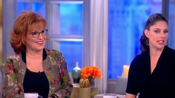 L'Agence Ollie en Soie d'Impression Blouson porté par Joy Behar sur Le point de Vue le 01 Mars 2019