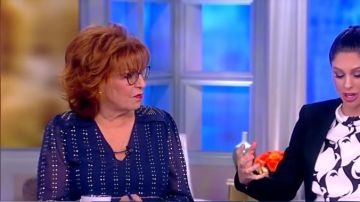 Ramy Brook Leeor Chemisier porté par Joy Behar sur La Vue 12 Mars 2019