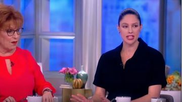 Diane Von Furstenberg Daisy crêpe combinaison portée par Abby Huntsman sur Le point de Vue le 04 Mars, 2019