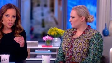 Alice + Olivia Sheila Cravate au Cou Haut porté par Meghan McCain sur L'Affichage 05 Mars 2019