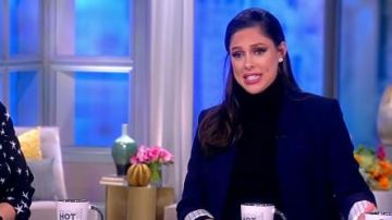 Alice + Olivia Simpson Rouleau Brassard sans col Blazer porté par Abby Huntsman sur L'Affichage 08 Mars 2019