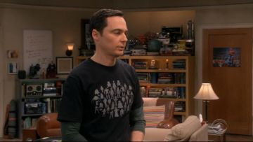Pensez Geek Robots Tee porté par Sheldon Cooper (Jim Parsons) dans La Théorie du Big Bang (S12E20)