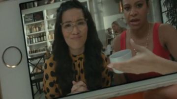 Zara Polka Dot Chemisier porté par Doris (Ali Wong) dans American Housewife (S03E19)