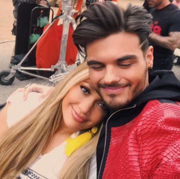 Puce rouge Veste à Capuche porté par Abraham Mateo sur son Instagram Account @Abrahammateo