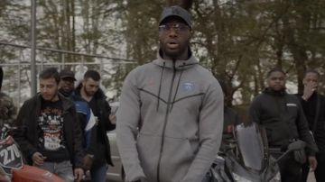 Sweatshirt Nike x Paris Saint Germain Abs in her music video 2.7.0