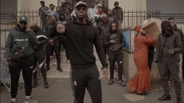 El sweashirt negro Lion Zelys Paris de Dabs en su clip 2.7.0