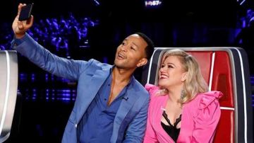 Vestido de Silvia Tcherassi Otavia en magenta usado por Kelly Clarkson en The Voice 2019