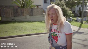 Camiseta Asos Slim Fit con estampado jugoso usada por Joyce (Chris Lilley) en Lunatics (S01E04)