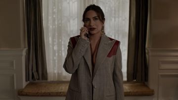 La blazer a cuadros Magda Butrym de Cristal Jennings (Ana Brenda Contreras) en Dinastía (S02E18)