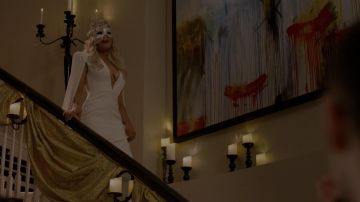 La robe longue blanche Alex Perry de  Alexis Carrington (Elizabeth Gillies) dans Dynastie (S02E18)