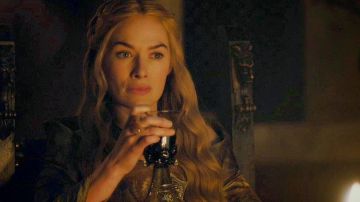 The replica of the wine glass of Cersei Lannister (Lena Headey) in Games of Thrones S04E01