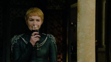 The replica of the wine glass of Cersei Lannister (Lena Headey) in Games of Thrones S06E10