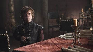 The glass of Tyrion Lannister (Peter Dinklage) in Games of Thrones S02E03