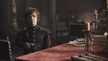 Le verre de Tyrion Lannister (Peter Dinklage) dans Juegos de Tronos S02E03