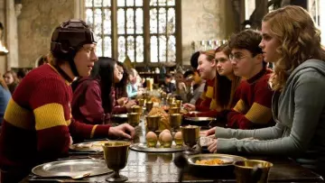 La réplica de la copa estilo Tudor utilizada por Hermione Granger (Emma Watson) en Harry Potter y el misterio del príncipe