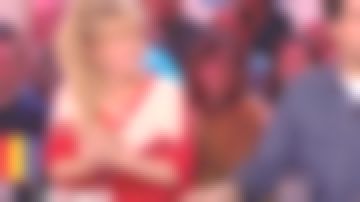 The sweater loose cut, short sleeves and graphic pattern of Énora Malagré in Bons baisers d'europe 27.04.2019