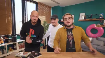 The sweatshirt Pull and Bear Carlito in the YouTube video THE BEST CHALLENGES OF YOUTUBE 2, MacFly & Carlito feat. Mister V