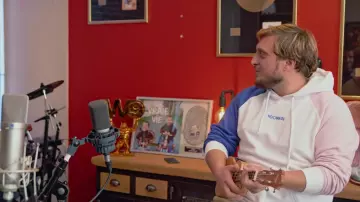 Le sweatshirt à capuche de Mcfly dans la vidéo CONCOURS D’ANEC­DOTES #5 vs GUILLAUME CA­NET & GILLES LEL­LOUCHE de Mcfly et Carlito