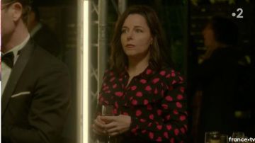 Los corazones de camisa estampada de Noémie Leclerc (Laure Calamy) en Dix Pour Cent (S03E06)