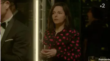 The printed Shirt Hearts of Noémie Leclerc (Laure Calamy) in Ten Percent (S03E06)