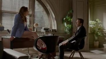 El traje azul que Stella McCartney usó por Fallon Carrington (Elizabeth Gillies) en Dynasty S02E18