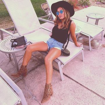 Ray-Ban blue aviator Sunglasses worn by Jessie James Decker on her Instagram Account