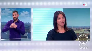 The short dress right lace navy blue Sophie The Saint in Télématin the 29.04.2019