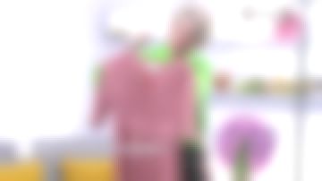 El vestido rosa acabado metalizado presentado por Sophie Davant en el programa C'est au el 29.04.2019