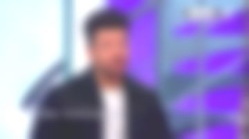 Le blouson bleu nuit, empiècement en cuir de Kev Adams dans C'est au programme le 29.04.2019