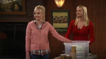 James Perse Classic Zip Up Hoodie usado por Christy (Anna Faris) en Mom (S06E20)