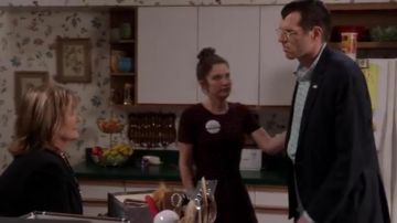 Sandro Montaigne Vestido de punto tachonado usado por Beth Hennick (Emily Pendergast) en Veep (S07E05)