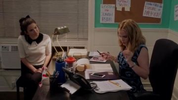 Michael Kors Colección Suéter de Cachemira Embellecido usado por Beth Hennick (Emily Pendergast) en Veep (S07E05)