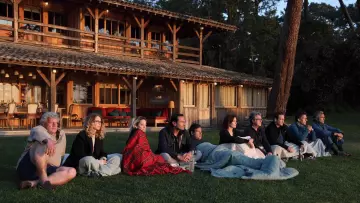 El plaid rojo de Marie (Marion Cotillard) en We Will Finish Together