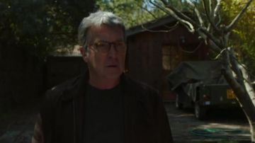 La veste en cuir marron de Max (François Cluzet) dans Nous finirons ensemble