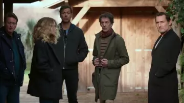 La veste longue noire de Eric (Gilles Lellouche) dans Nous finirons ensemble