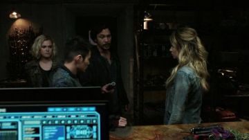The leather jacket grey of Harper McIntyre (Chelsey Reist) in The 100 (S05E08)