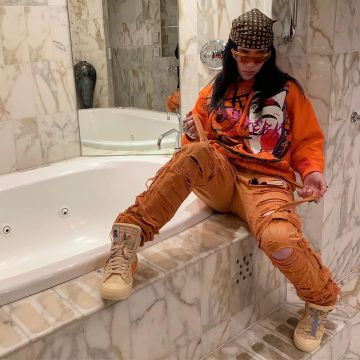 Les lunettes orange portées par Billie Eilish sur le compte instagram de @wherearetheavocados