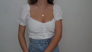 Le top blanc avec broderie Only Carla Makeup dans sa vidéo YouTube BIG HAUL PRINTEMPS 2019