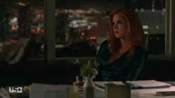 La robe cache-coeur en soie verte de Donna Paulsen (Sarah Rafferty) dans Suits : Avocats sur Mesure (S07)