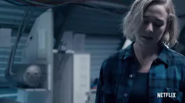 La chemise à carreaux bleu de Simone (Alba August) dans The Rain (S02)