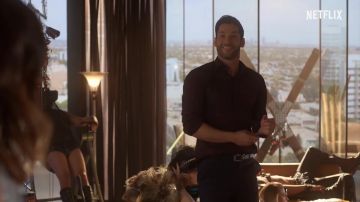 La chemise bordeaux de Lucifer Morningstar (Tom Ellis) dans Lucifer (S04)