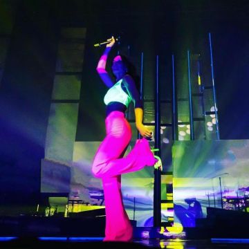 Le pantalon rose porté par Jenifer lors d’un concert